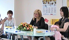 写真中央:著者ジョーン・E・デュラント氏